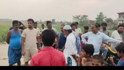 नरकटियागंज: मलदहिया गांव में ट्रांसफार्मर बदलने गए तीन बिजली कर्मियों को ग्रामीणों ने बनाया बंधक