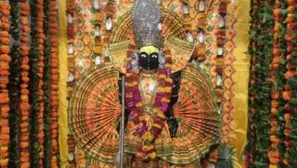 छाता: ग्रीष्म पूर्णिमा पर कस्बा छाता में ठाकुर श्री चतुर्भुज भगवान को लगाए गए 56 भोग, सुगंधित कमल पुष्प बंगले में विराजे भगवान