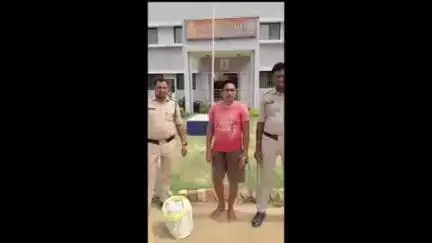 राजिम: फिंगेश्वर पुलिस ने 15 लीटर देशी कच्ची महुआ शराब के साथ आरोपी को किया गिरफ्तार