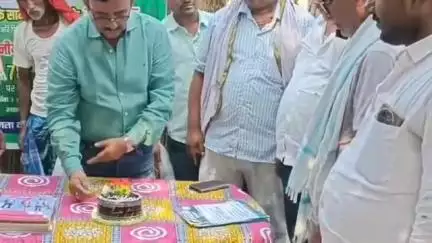 साहेबपुर कमाल: महादलित टोला रजौड़ा विष्णुपुर आहोक में स्थानीय विधायक ने लालू प्रसाद का 78वां जन्मदिन मनाया