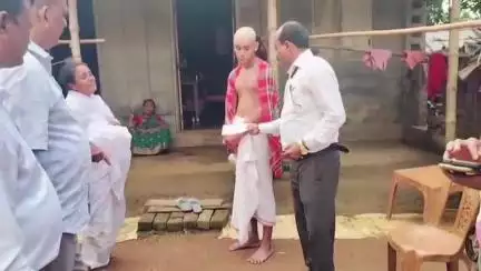 মোহনপুর: আরাকাটা গ্রামে বজ্রাঘাতে প্রয়াত ব্যক্তির বাড়িতে গিয়ে সহায়তা করলেন মহকুমা শাসক ও অন্যান্য জনপ্রতিনিধিরা