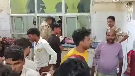 मिश्रिख: देवांश नगर में चोरी कर रहे चोर को लोगों ने पकड़कर किया पुलिस के हवाले, चोर ने कहा- मैं नेकर में हूँ, वीडियो मत बनाना