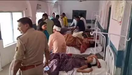 शाहगंज: आजाद रेलवे क्रॉसिंग के पास तेज रफ्तार वैन डिवाइडर से टकराकर पलटी, एक की मौत और 9 घायल