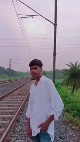 লালগোলা: লালগোলা-শিয়ালদা প্যাসেঞ্জার ট্রেনের ধাক্কায় সেলফি তুলতে গিয়ে দুই যুবকের মর্মান্তিক মৃত্যু
