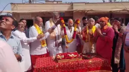 હાલોલ: યાત્રાધામ પાવાગઢ ખાતે માતાજીના મંદિરે સિદ્ધ યોગી દાદા ગુરુ તેમજ MP ના કેબિનેટ મંત્રી સહિતના મહાનુભાવોએ ધ્વજારોહણ કર્યું
