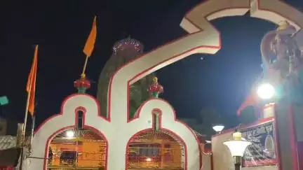 देव: देव सूर्य मंदिर के सामने RJD कार्यकर्ताओं ने लालू यादव का जन्मदिन मनाया, गांव में गरीबों को खिलाया खाना