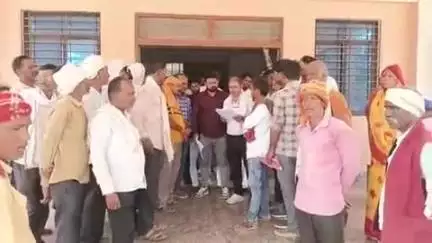 बड़ागांव धसान: भारतीय किसान संघ ने बड़ागांव तहसील में विभिन्न मांगों को लेकर किया प्रदर्शन, ज्ञापन सौंपा