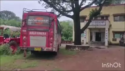 रन्नौद: इंदार पावर हाउस के पास पुलिस ने एक युवक को अवैध शराब के साथ पकड़ा