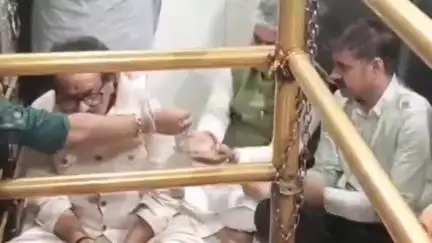 कांगड़ा: केंद्रीय राज्यमंत्री SP सिंह बघेल ने माता बज्रेश्वरी देवी मंदिर, कांगडा में नवाया शीश