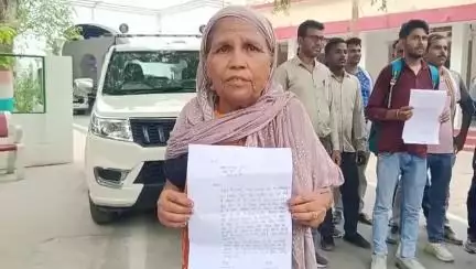 उरई: उरई जिलाधिकारी को बुजुर्ग महिला ने दिया शिकायती पत्र, कहा- दबंगों ने उसके प्लॉट पर किया कब्जा