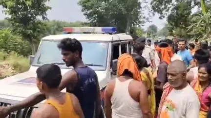 धमदाहा: विष्णुपुर गांव के वार्ड 6 में दुकान में चोरी कर भाग रहे दो युवकों को ग्रामीणों ने पकड़कर धमदाहा पुलिस के हवाले किया