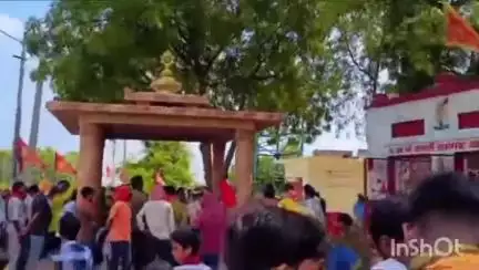 नुआंव: गांव नगर की सुख-शांति के लिए ग्रामवासियों ने रामगढ़ में मां काली का विधि विधान से वार्षिक पूजन किया