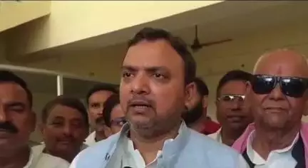लालगंज: गोपालपुर के सपा विधायक नफीस अहमद के नेतृत्व में बिजली समस्या को लेकर विद्युत विभाग के मुख्य अभियंता को सौंपा गया ज्ञापन