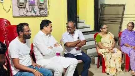 भंडारा: गांधी चौक लाखनी येथील शोकाकुल गिऱ्हेपुंजे कुटुंबीयांना आमदार नाना पटोले यांनी दिली सांत्वन भेट