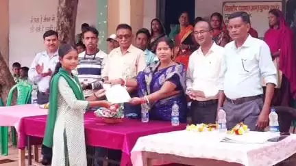 बाघमारा/कतरास: मध्य विद्यालय बाघमारा में अष्टम वर्ग की छात्राओं के लिए विदाई समारोह का आयोजन, उप प्रमुख भी शामिल हुए