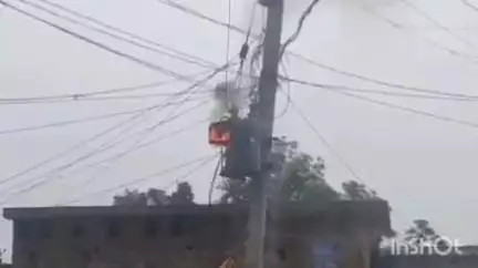 नानपारा: सोरहिया गांव के ट्रांसफार्मर में लगी आग, बिजली आपूर्ति हुई बाधित
