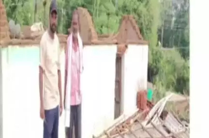 कोरपना: वादळी वाऱ्यांमुळे कन्हाळगाव येथील अनेकांचे घरे कोसळले
