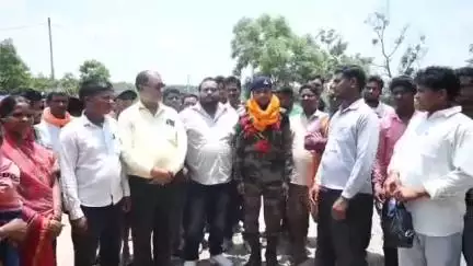 टंडवा: अग्नि वीर सेना में चयन के बाद खैल्हा गांव के ग्रामीणों ने ट्रेनिंग से लौटे जवान का किया स्वागत