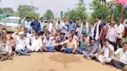 पखांजूर: पखांजूर से महाराष्ट्र को जोड़ने वाली सड़क पिछले 9 सालों से जर्जर कांग्रेसियों ने सड़क जाम कर किया प्रदर्शन#jansamasya