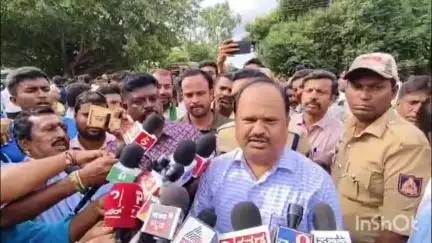 ಶ್ರೀನಿವಾಸಪುರ: ನಾಳೆಯೇ ಉಸ್ತುವಾರಿ ಸಚಿವ ಬೈರತಿ ಸುರೇಶ್  ರೈತರೋಂದಿಗೆ ಚರ್ಚೆ ನಡೆಸಲ್ಲಿದಾರೆ:ಪಟ್ಟಣದಲ್ಲಿ ಜಿಲ್ಲಾಧಿಕಾರಿ ಎಂ.ಆರ್.ರವಿ