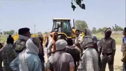कैलारस: सुजानगढ़ में पंचायत भवन के लिए चिन्हित सरकारी जगह से अतिक्रमण हटाने गई टीम विवाद के बाद लौटी, वीडियो वायरल