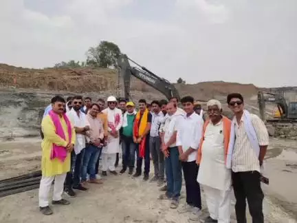 सुठालिया: राज्यमंत्री नारायण सिंह पवार ने सुठालिया सिंचाई परियोजना का पत्रकारों व अधिकारियों के साथ किया निरीक्षण