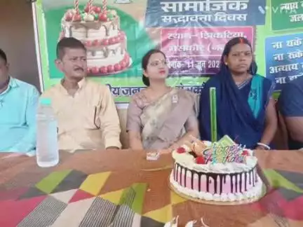 मेसकौर: प्रखंड के महादलित टोले झिंकटीया गांव में केक काटकर मनाया गया लालू प्रसाद जी का 78वां जन्मदिन