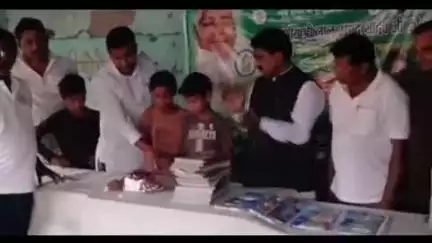 रजौन: धोबीडीह व चकोलिया में राजद अध्यक्ष के जन्मदिन पर विधायक ने बच्चों को पठन-पाठन सामग्री वितरित की