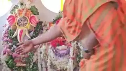 ଜୟପୁର: ବୋରିଗୁମ୍ମା ଜଗନ୍ନାଥ ମନ୍ଦିରରରେ ଶ୍ରୀଜିଉ ଗଜାନନ ବେଶରେ ଦର୍ଶନ ଦେବା ପରେ ରାତ୍ର ରେ ଅଣଶଗୃହ ବିଜେ କଲେ  ଠାକୁର