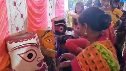 ঝাড়গ্রাম: ঝাড়গ্রামের সত্যবানপল্লীতে জগন্নাথ মন্দিরে জগন্নাথ দেবের স্নানযাত্রার উৎসবে মেতে উঠলেন এলাকার মানুষজন