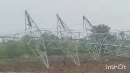 यवतमाळ: साखरा परिसराला गारपिटीने झोडपले, विज कंपनीचे दोन टावर जमीनदोस्त