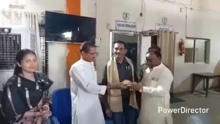 जुन्नारदेव नगर पालिका में लेखापाल मुकेश चौरसिया के स्थानांतरण पर विदाई समारोह का आयोजन