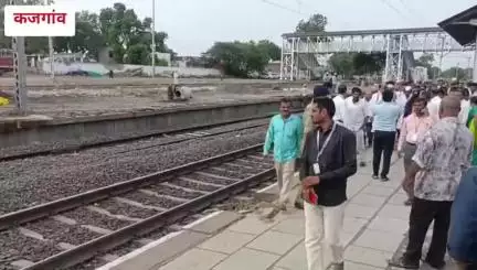 भडगाव: कजगाव येथील रेल्वे स्थानकावर बडनेरा नाशिकरोड ह्या गाडीला थांबा, खासदार यांनी दिला हिरवा झेंडा,