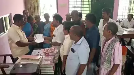 எட்டயபுரம்: பேரூராட்சி அலுவலகத்தில் ஐந்தாவது வார்டு பகுதி மக்கள் அடிப்படை வசதிகள் வேண்டி மனு வழங்கினர்