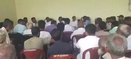 दिघलबैंक: धनतोला पंचायत भवन में सामाजिक बैठक आयोजित कर कई पक्षों के बीच चल रहे आपसी विवाद का हुआ निपटारा