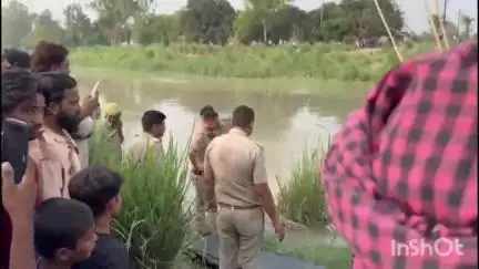 नजीबाबाद: समीपुर नहर में तैरता मिला एक अज्ञात शव, राहगीरों की लगी भीड़