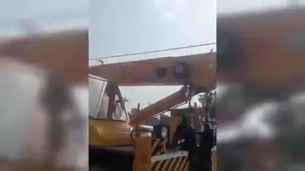 કામરેજ: વાવ ગામ પાસે ટેમ્પો પલટી મારી ગયો.