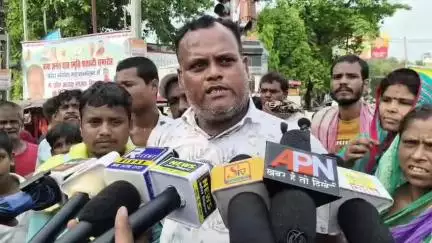 जगदीशपुर: भागलपुर में झुग्गी झोपड़ी संघर्ष समिति ने कचहरी चौक पर किया विरोध प्रदर्शन