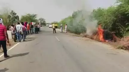 मरघट की अवैध भूमि पर कब्जे के चलते भाजपा नेता का अन्तिमसंस्कार सड़क पर किया गया ।