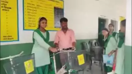 कलियासोल: पीएम श्री उत्क्रमित उच्च विद्यालय में आठवीं कक्षा के छात्र-छात्राओं को साइकिल वितरित
