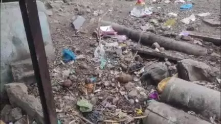 जालना: जालना शहरातील मंगळबाजार भागात घाणीचं साम्राज्य; विजेचाही लपंडाव सुरुच; आम्ही माणूस आहोत की जनावरं: नागरीकांचा सवाल