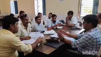 छिबरामऊ: विकासखंड कार्यालय में वीडियो दीपांकर आर्य ने ग्राम विकास अधिकारियों के साथ की समीक्षा बैठक