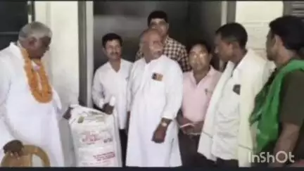 टुंडी: ब्रहमडिहा पैक्स में टुंडी विधायक मथुरा ने बीज वितरण कार्यक्रम का उद्घाटन किया