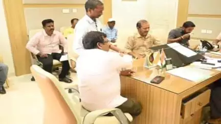 गोमिया: गोमिया समेत कई गांवों के लोगों ने मंत्री से विभिन्न मामलों की शिकायत की