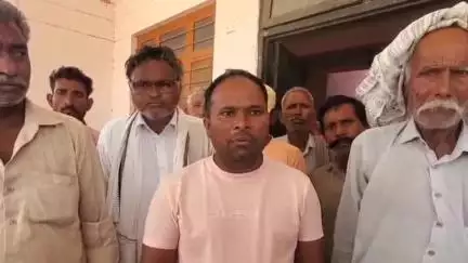 रावला: 2DOL गांव में अवैध पेयजल कनेक्शन काटने की मांग को लेकर ग्रामीणों ने तहसीलदार को सौंपा ज्ञापन