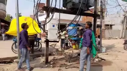 चेवाड़ा: चेवाड़ा नगर पंचायत के छोटी पोखर के पास अज्ञात वाहन ने बिजली के तीन पोल के तार किए क्षतिग्रस्त