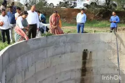 पेटलावद: रायपुरिया पहुंची कलेक्टर, डगवेल रिचार्ज का किया निरीक्षण