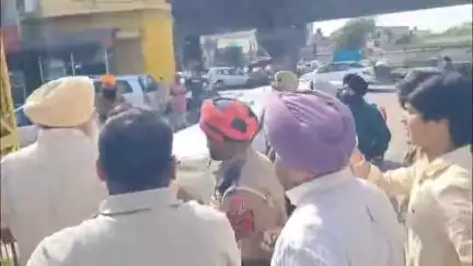 ਲੁਧਿਆਣਾ ਪੂਰਬੀ: ਸਰਾਭਾ ਨਗਰ ਵਿਖੇ ਲੁਧਿਆਣਾ ਜਿਮਨੀ ਚੋਣ ਦੇ ਸਿਆਸੀ ਚੋਣ ਪ੍ਰਚਾਰ ਨੂੰ ਲੈ ਕੇ 'ਆਪ' ਅਤੇ ਬੀਜੇਪੀ ਦੇ ਵਰਕਰ ਆਪਸ ਵਿੱਚ ਉਲਝੇ