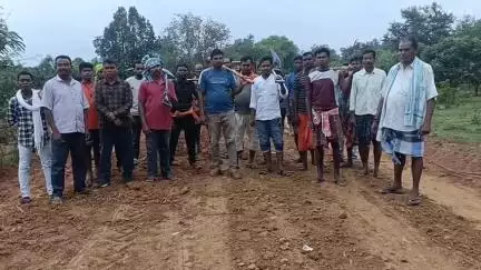 କୋଟପାଡ: ବାଲିଗାଁ ଠାରେ ନିଜସ୍ୱ ଖର୍ଚ୍ଚରେ ରାସ୍ତା ନିର୍ମାଣ କଲେ ଗାଁ ଲୋକେ, ପକ୍କା ରାସ୍ତା ପାଇଁ ଦାବି #jansamasya