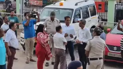 ବଡଚଣା: ଜିଲ୍ଲା ମୁଖ୍ୟ ଚିକିତ୍ସାଳୟରେ ପହଞ୍ଚି ଝାଡ଼ାବାନ୍ତି ରୋଗୀଙ୍କୁ ଭେଟି ସ୍ଥିତି ଅନୁଧ୍ୟାନ କଲେ କେନ୍ଦ୍ରାଞ୍ଚଳ ରାଜସ୍ୱ ଆଯୁକ୍ତ